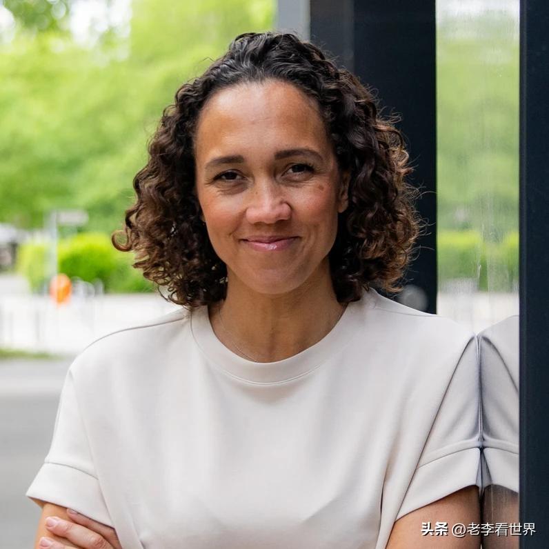 【德国自民党女秘书长在选举失败后剃光了头发，以兑现承诺】
柏林时间2026年3月