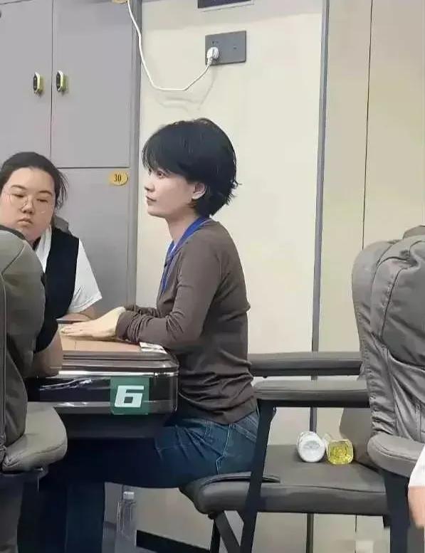 我滴个天呐！差点没认出来，万万没想到大明星也爱打麻将呀……[捂脸]