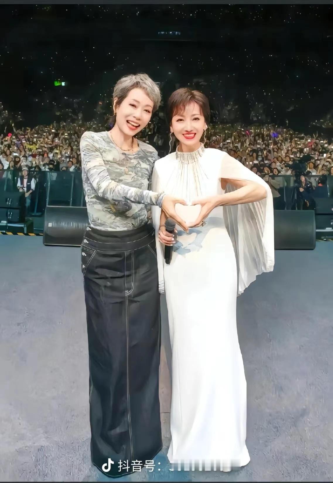 #赵雅芝叶童同框梦回新白娘子传奇##赵雅芝叶童同框照# 这张照片真是满满的回忆杀