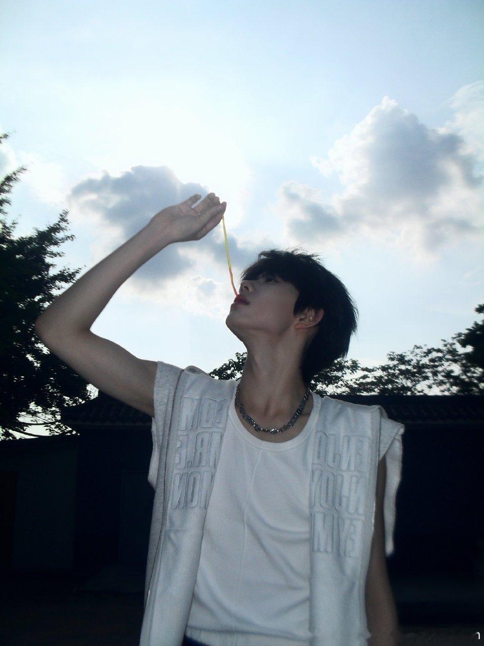 陈奕恒运动风男高运动款男高陈奕恒帅到失语，干净清爽的气质超绝，自带少年蓬勃活力 