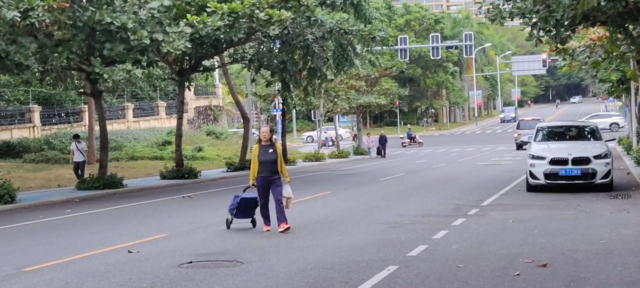 逛三亚早市，问老板，夏天出早市吗？三亚 这两年，每个周末基本上都在三亚度过。习惯