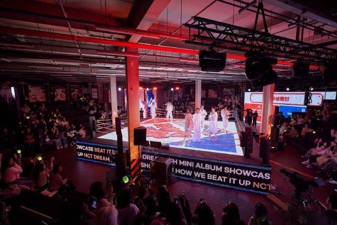 战损妆×拳击场＝视觉核爆！这个拳击现场给的饭好香啊，这就是他们的魅力嘞 