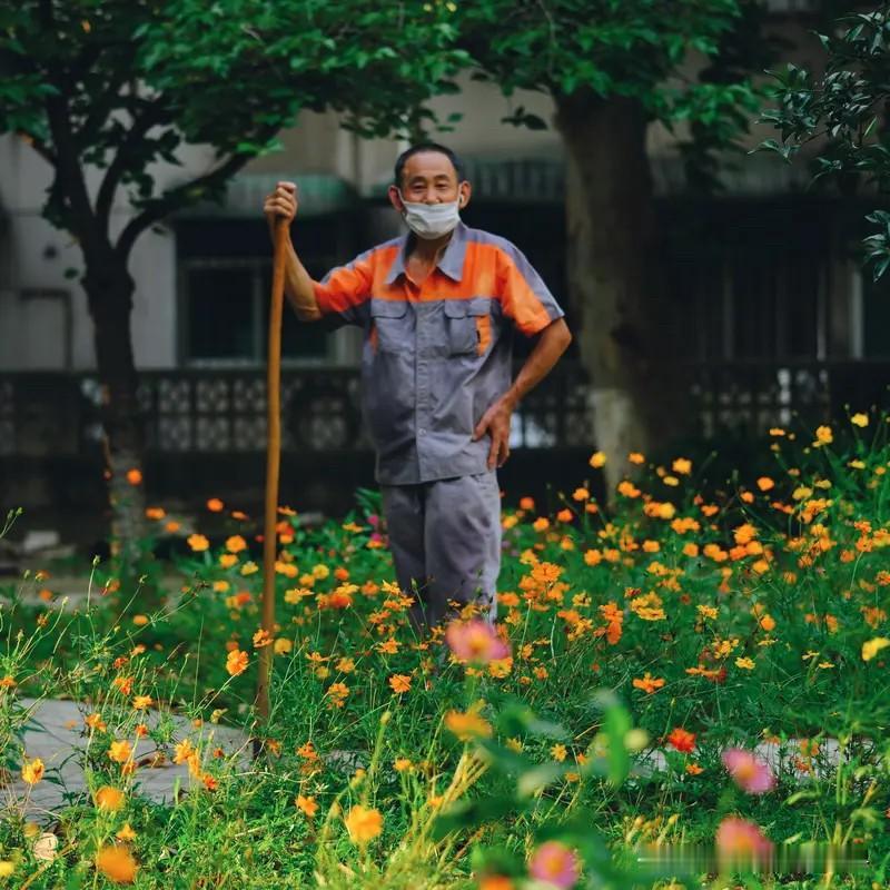 这理儿听着扎心，却是真话。我认识个老李，在单位干了二十年，去年评上高级职称。高兴