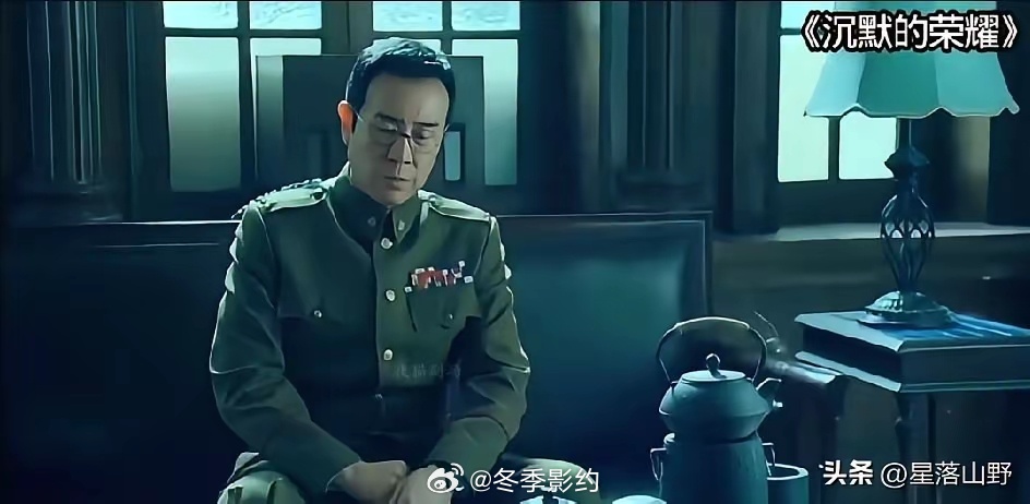 于和伟拍完枪毙戏没走，对着空椅子说了句剧本上没有的话。他为了演吴石，干了两件“傻