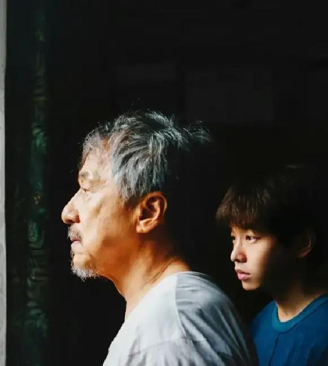 成龙在采访里说自己最对不起的是儿子，年轻时只顾着跳高楼、炸汽车，把房祖名扔给老婆