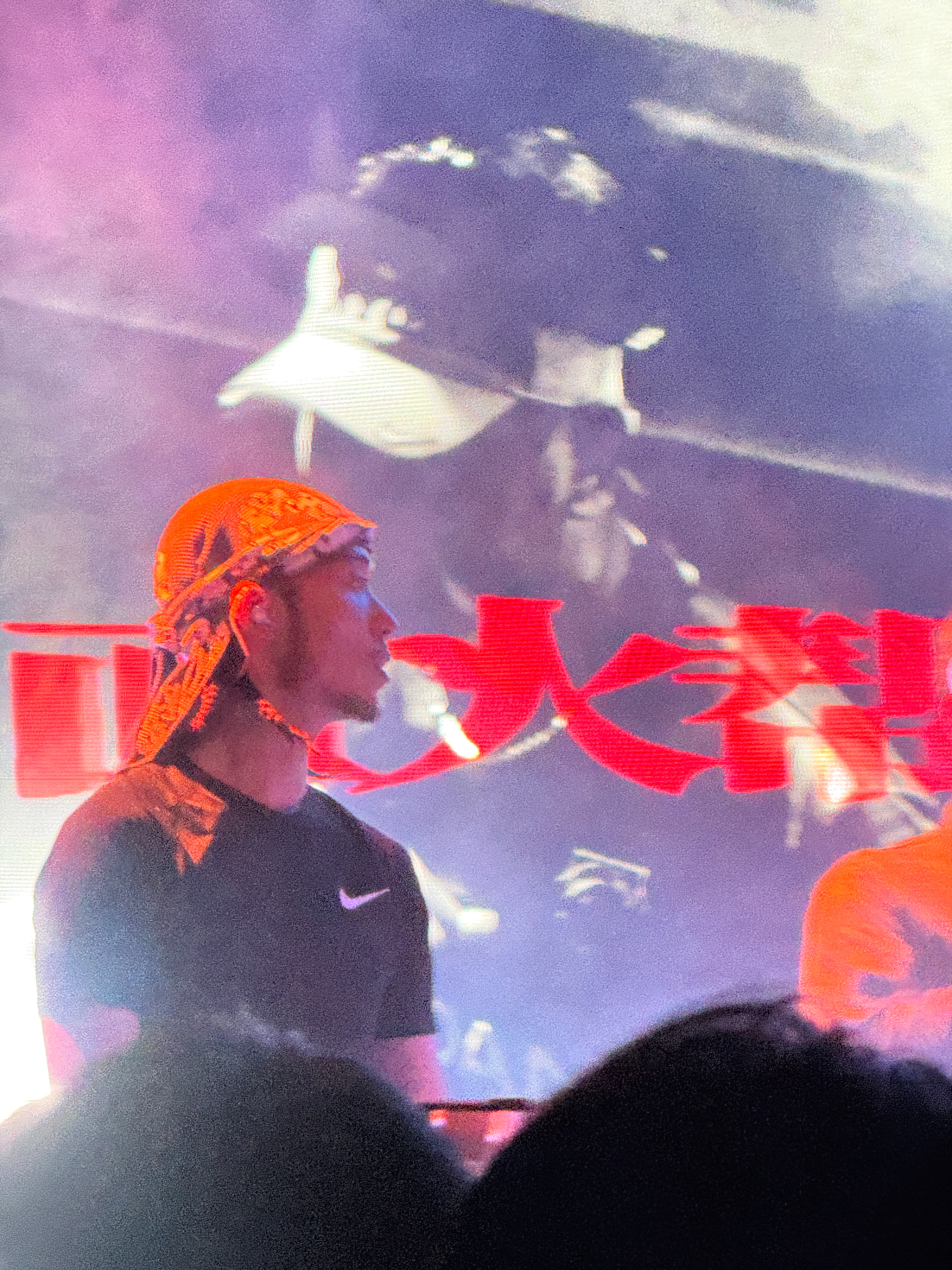 今天去看了直火帮演出 我朋友说我这一身像数学能考99的样子哈哈哈哈（看起来很聪明