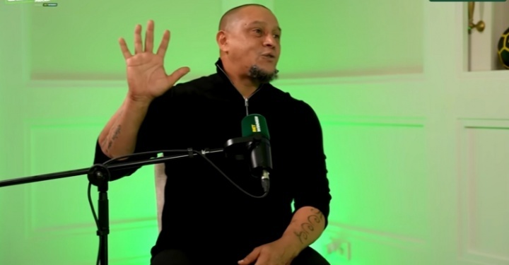 卡洛斯谈首次对阵梅西：他太快了，我想拽他球衣反倒扭歪了手指