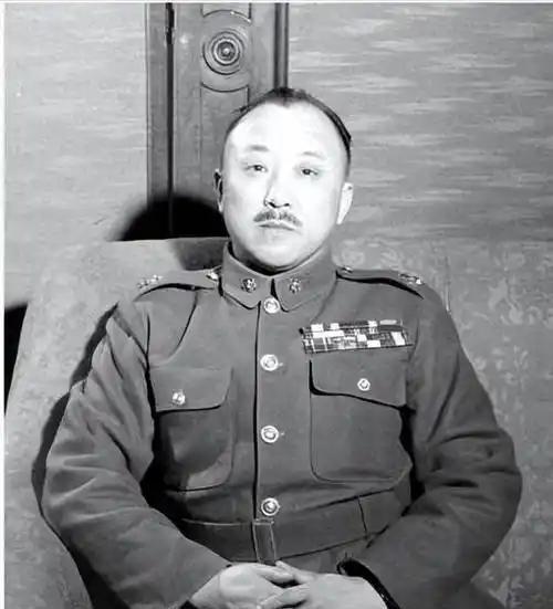 1949年1月29日凌晨，趁看管的特务们都回家过年，被软禁的国民党上将卫立煌从住