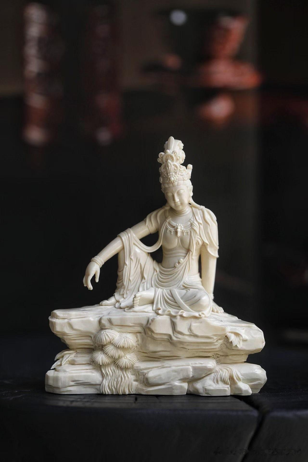 静观一尊，自在生心。

万年冰料温润如玉，观音斜倚山石而坐，衣袂轻垂，松影相伴，