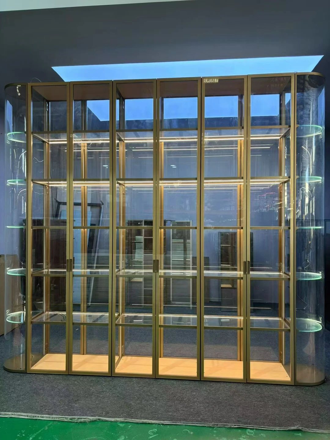 圆弧玻璃柜落地效果不错