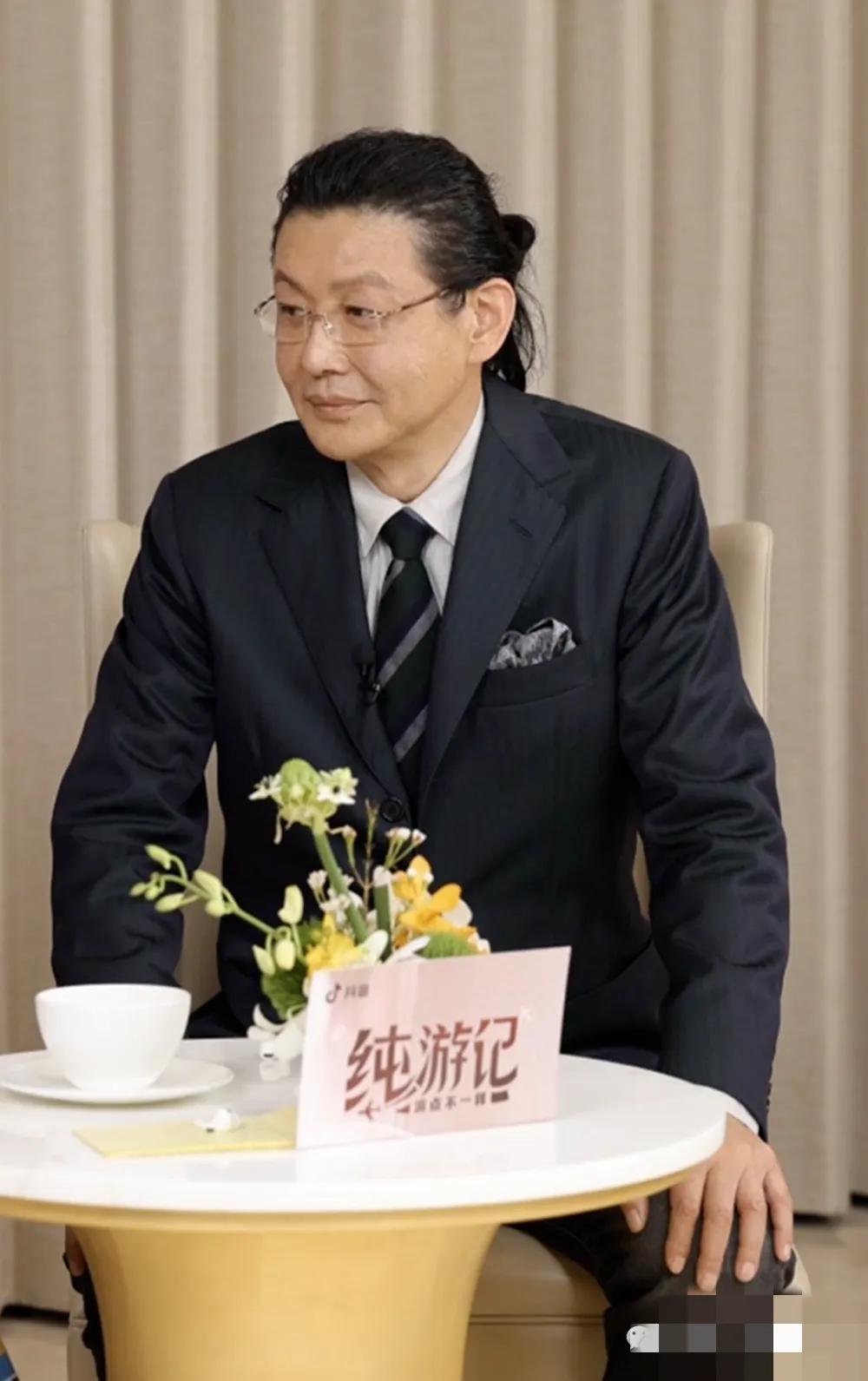 这个梳着小辫，气质儒雅的男人你们看出是谁了吗？