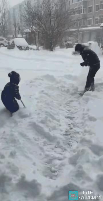 心疼娃三分钟
你这个损爹
是亲生的吗？你就这么干呐[泪奔]