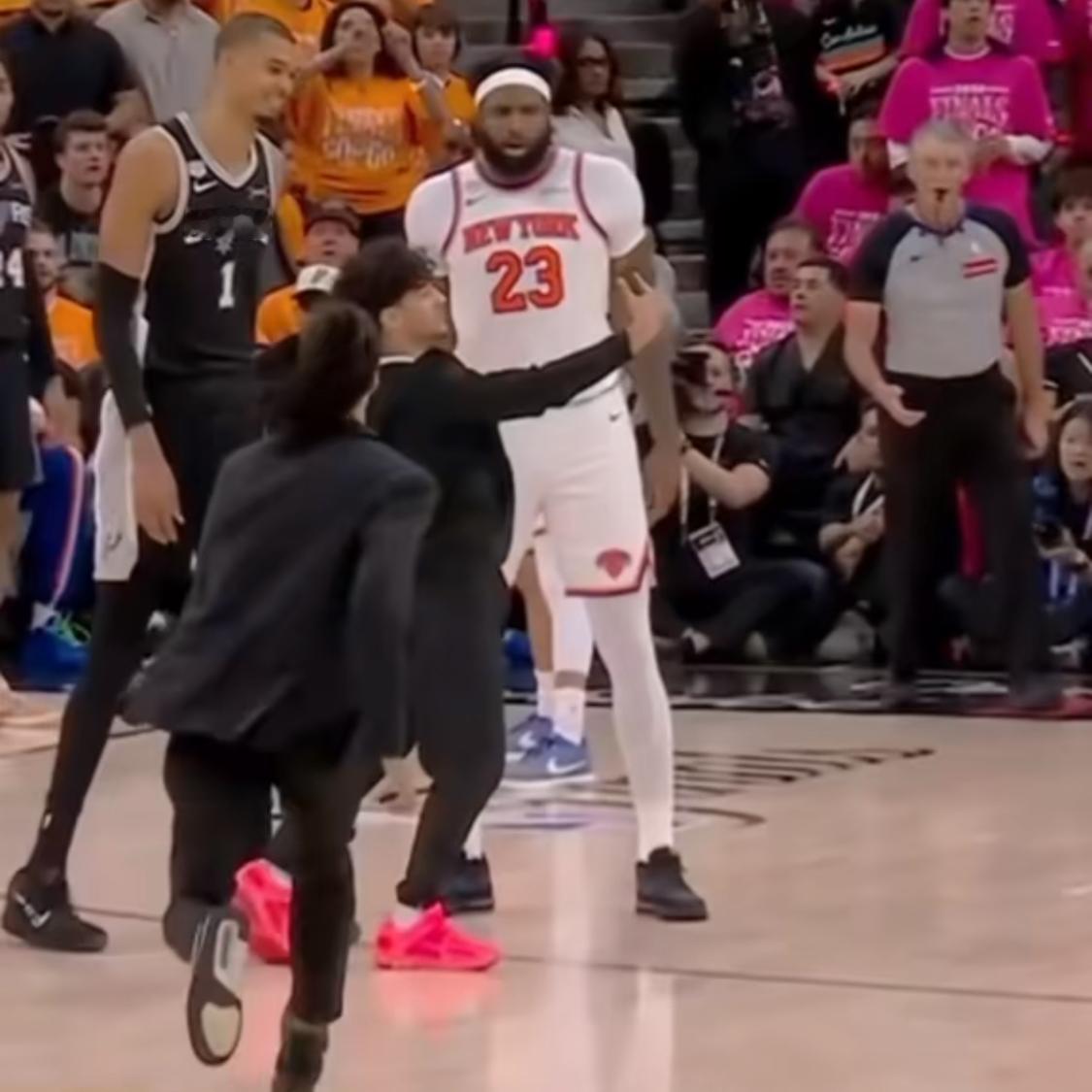 NBA总决赛现场被一名球迷闯入，欲与文班亚马自拍，遭现场观众狂嘘！

NBA总决