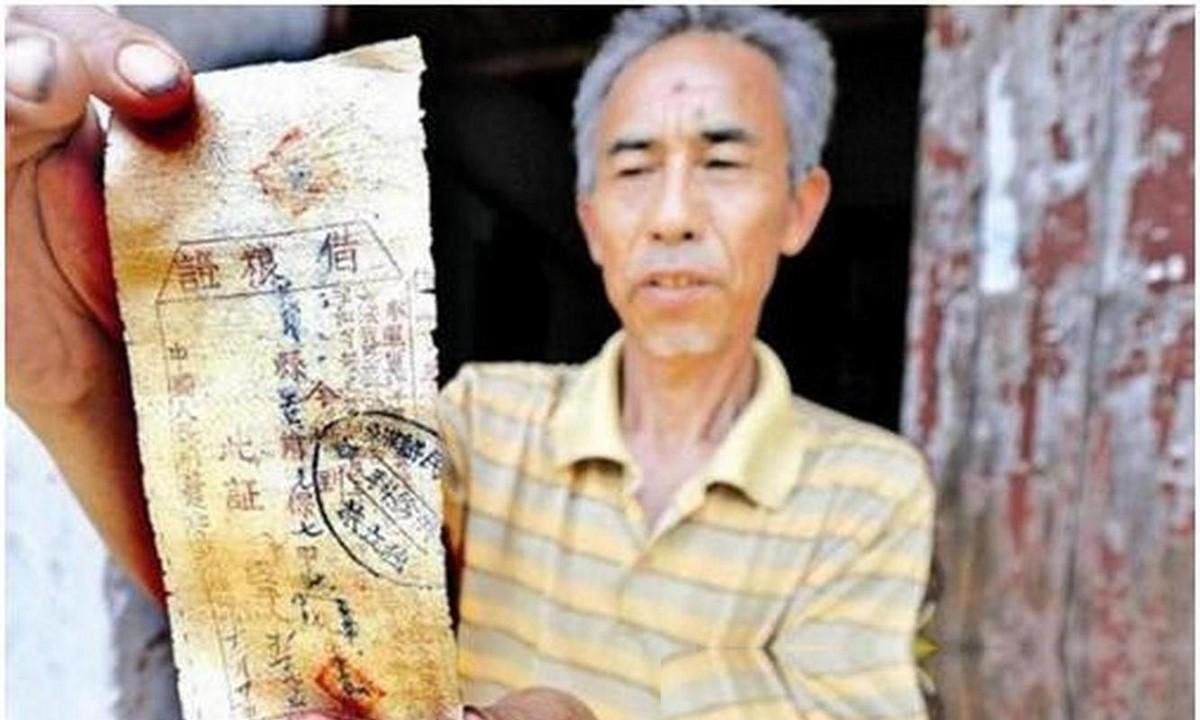 2015年，湖北孝感市政府门口，一个70多岁的老大爷在台阶上徘徊了很久。
保安看