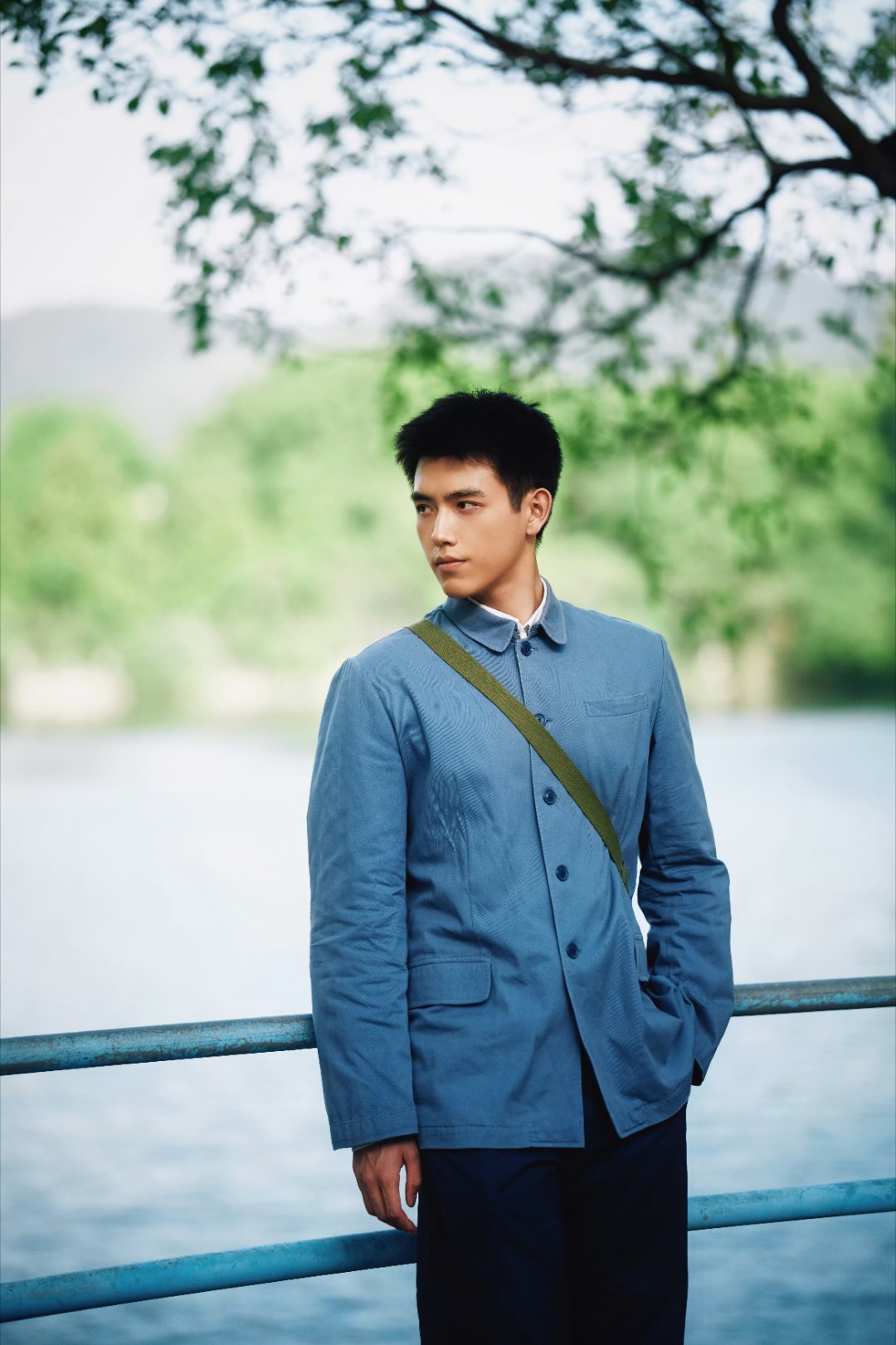 第一次见失忆忘不了吃的男主 陈飞宇这次在新剧里的角色设定也太有意思了。暴雨夜救人