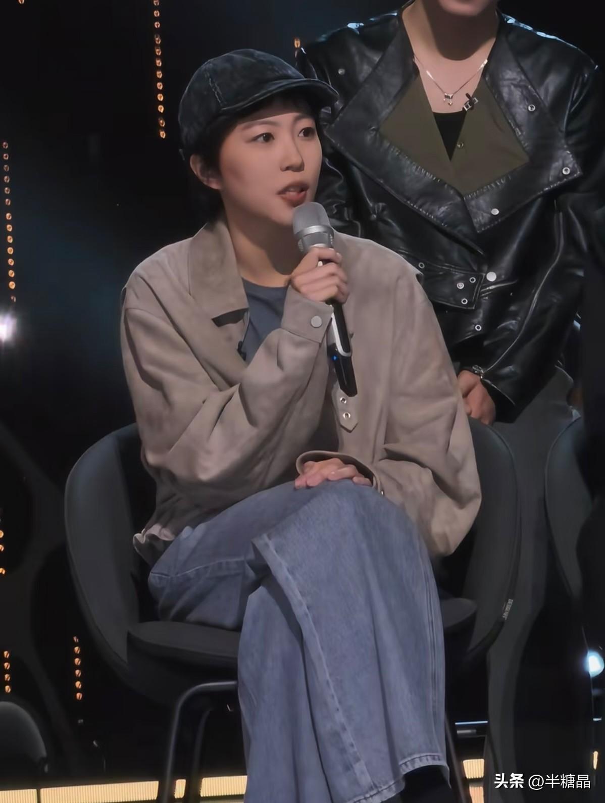 她爸唱歌引领潮流，她妈唱歌挣钱，她唱歌纯属自嗨！《歌手2026》舞台窦靖童宽松剪