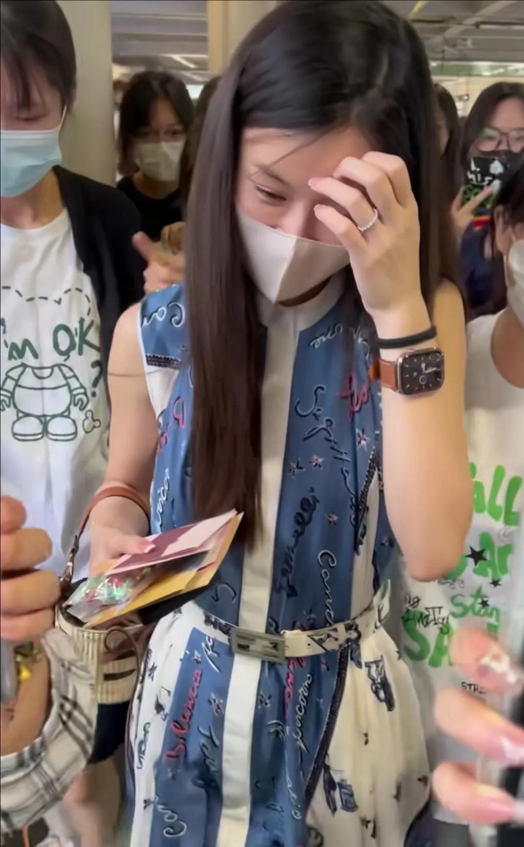 文咏珊机场照，素颜的她看起来和化了妆之后差别还挺大的，眼睛看着不太自然，都认不出