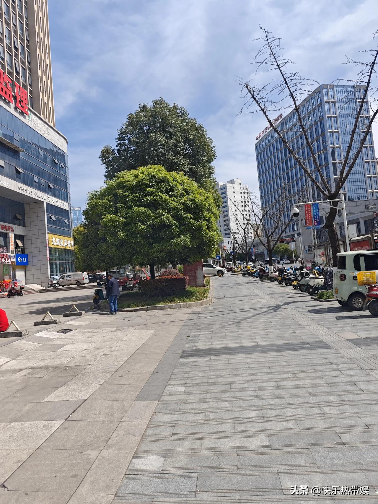 今天阳光好好啊
四川巴中这个地方已经很久没有见到这么好的天气了
明天周末，希望也