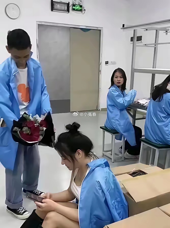 电子厂的“爱情”，都是在哄笑中收场。