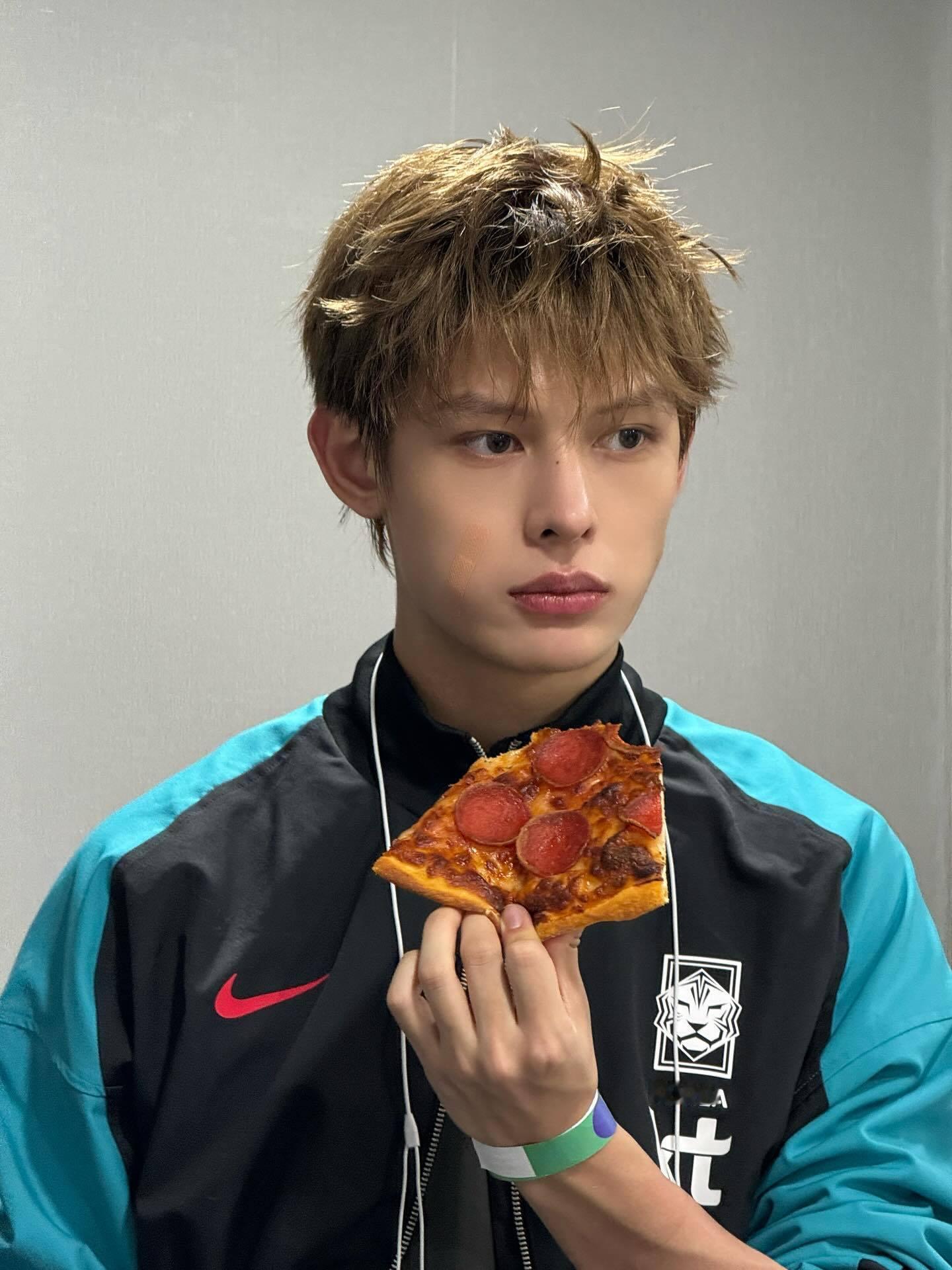 赵雨凡JAMES 🦅赵雨凡 都说什么呢，感觉闲了就多看看我们雨凡完美的脸和出彩