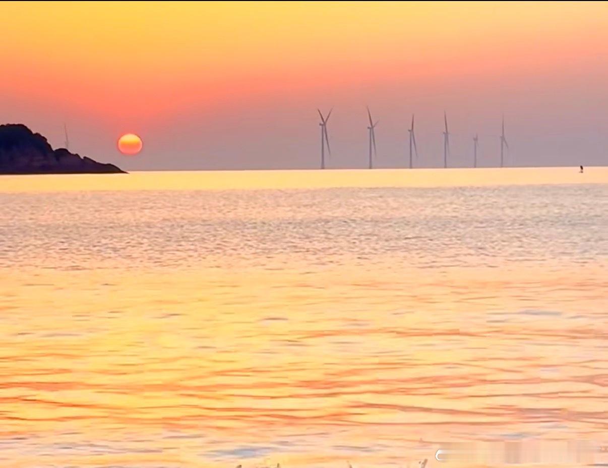 2025年照亮我的那束光 隔着屏幕的一句暖心评论，像是冬日里的一束暖阳，瞬间融化