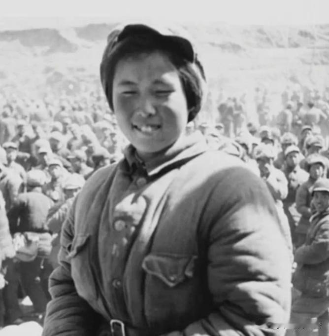 这是一张拍摄于1947年的老照片。
照片中是一位年仅18岁的年轻姑娘。
她当时正