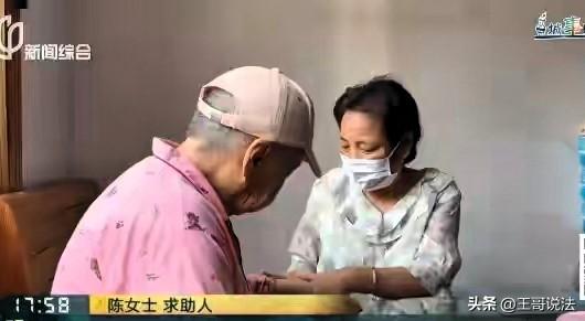 上海，一54岁男子是聋哑人，他一丝不挂站在楼道里，拿铁榔头砸邻居家门，邻居家有9