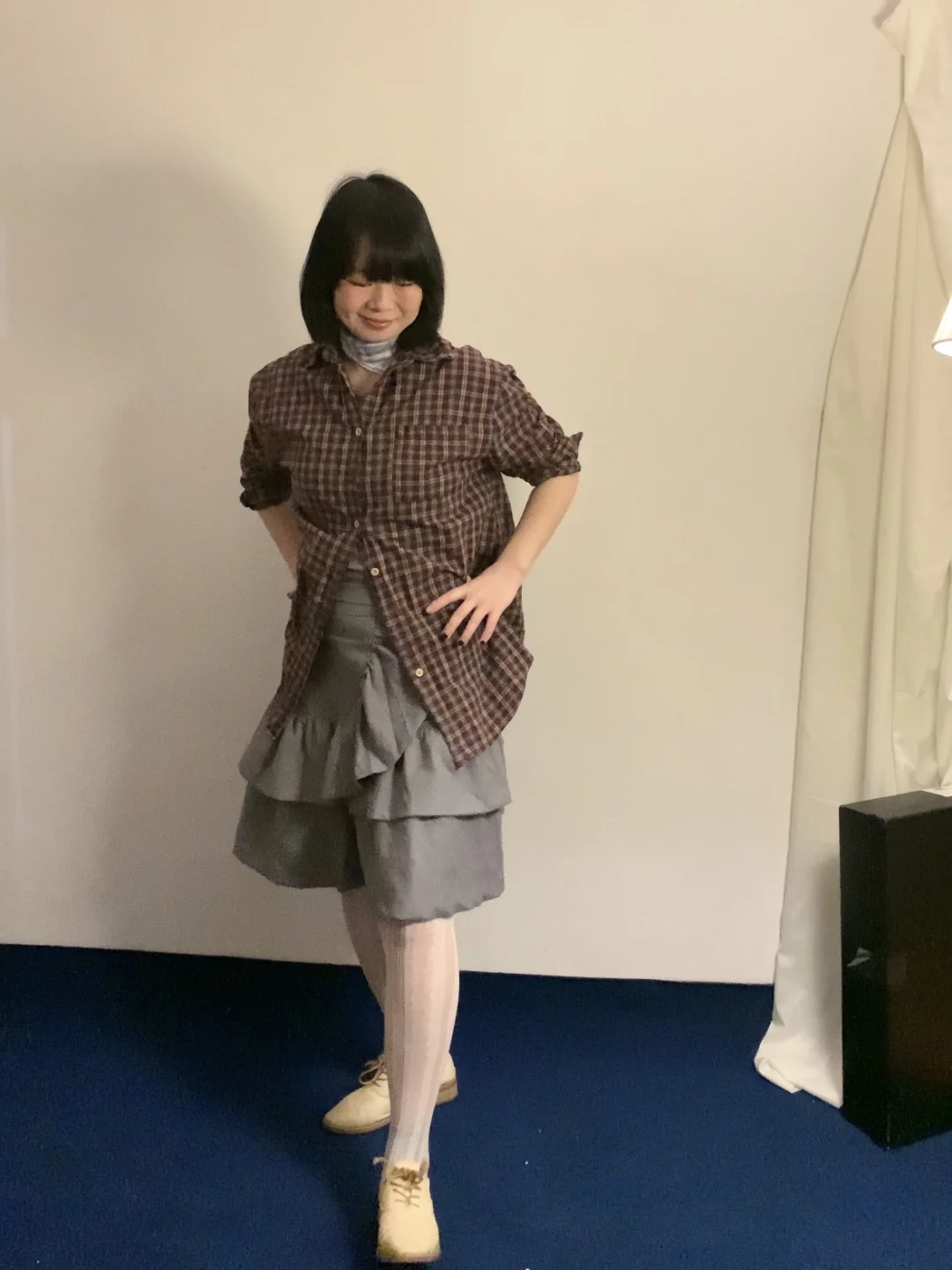 就这样撇开无关紧要的格子展示裙子