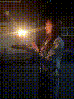 追求时尚的结果刺激么！
据传这是某演员为了追求时尚，用这种方式吹熄蛋糕蜡烛，但是