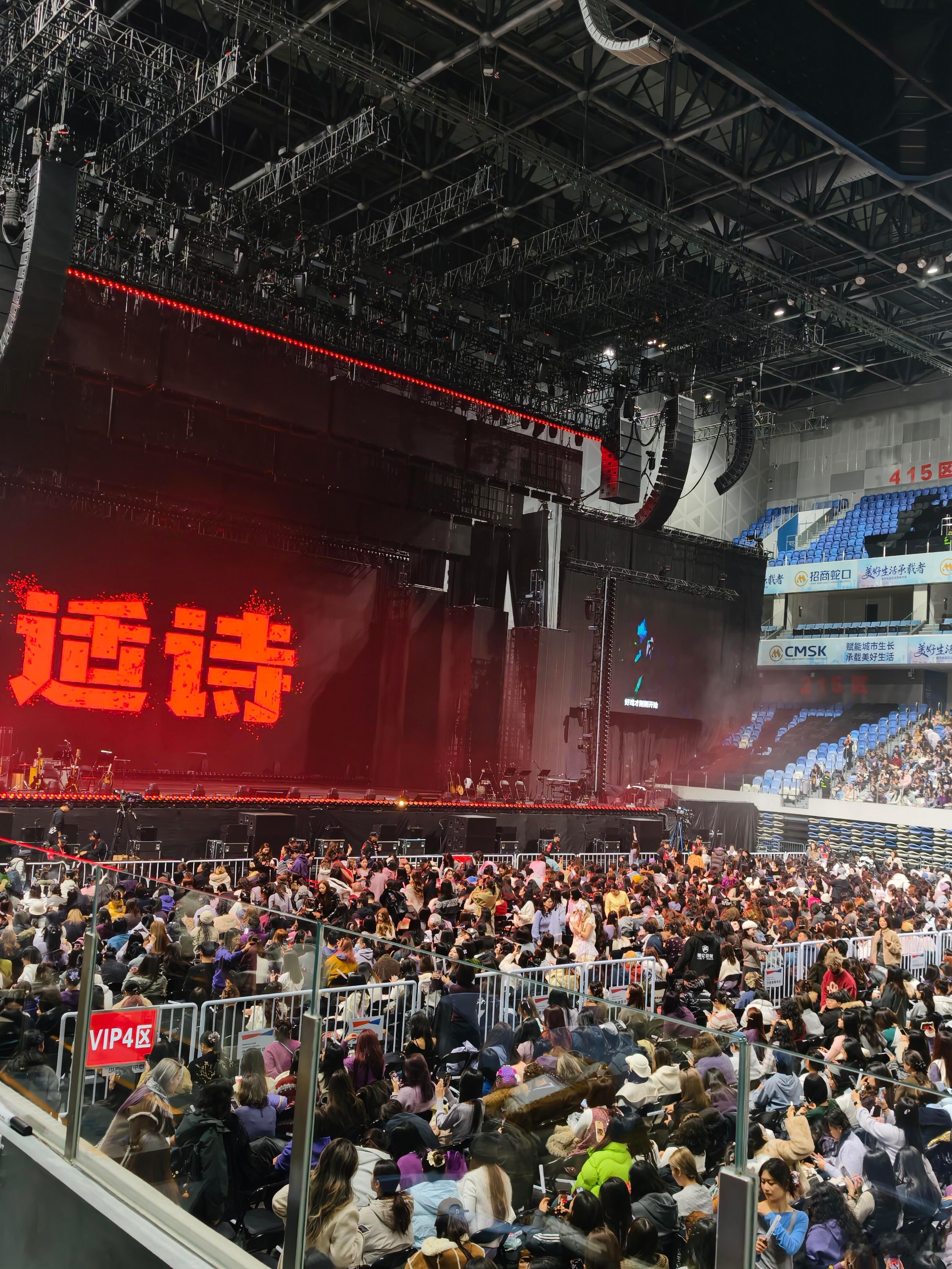 于适演唱会 合肥的夜晚因为于适的生日演唱会变得格外热闹，好多人奔赴而来为他庆生，