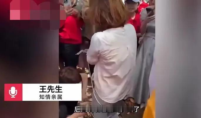 在新人结婚时，为了讨个好彩头，人们常会在新人房间放置红包和其他贵重物品，寓意财源