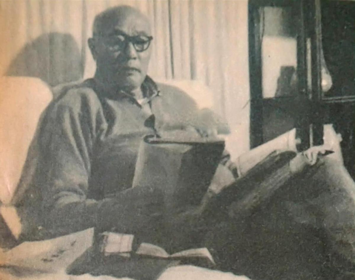 那束手电筒光，照的不是谢芳的脸，是那个年代演员的命。
没布景，没灯光，导演就让她