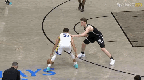 服气！裁判憋了5秒终于吹了！在今天NBA常规赛勇士对阵篮网的第四节比赛中，沃尔夫