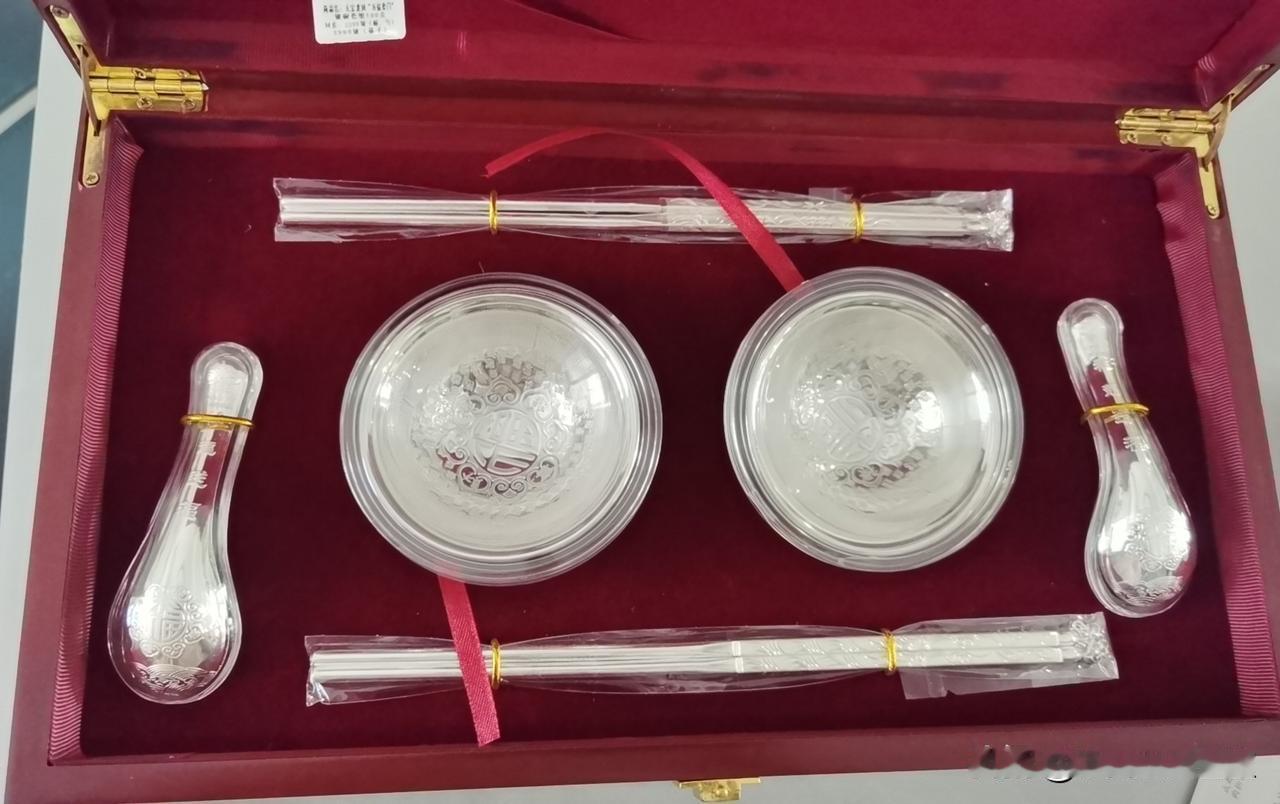 给女儿的银碗筷一副
不知道放到以后有没有收藏价值呢？

很多父母会选择在孩子出生