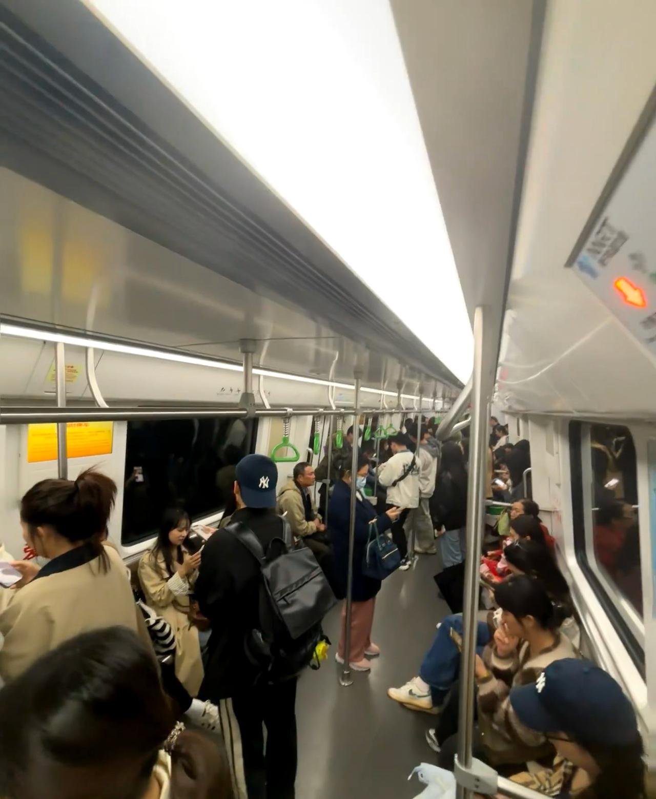 今晚的南宁地铁一号线怎么了！？

临时停车了2次，说设备安全
有一次中途急刹车，