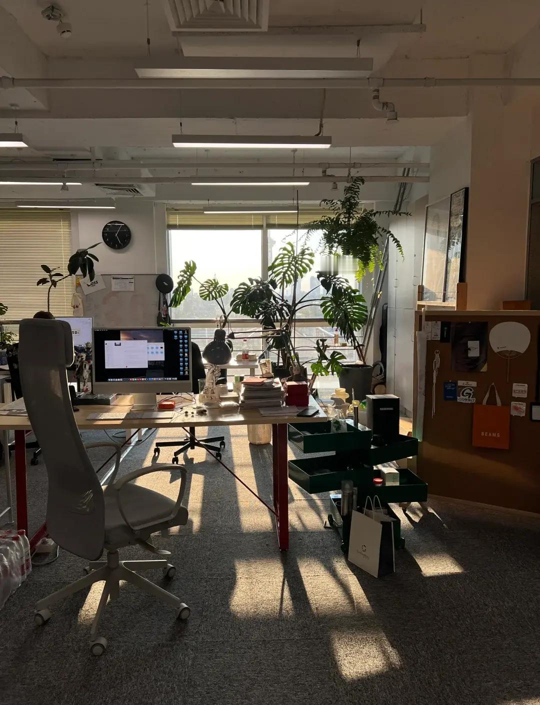 太无聊了！一个人的办公室，不是喝咖啡就是看新闻、睡大觉，还是来个聊天的嘛。收工！