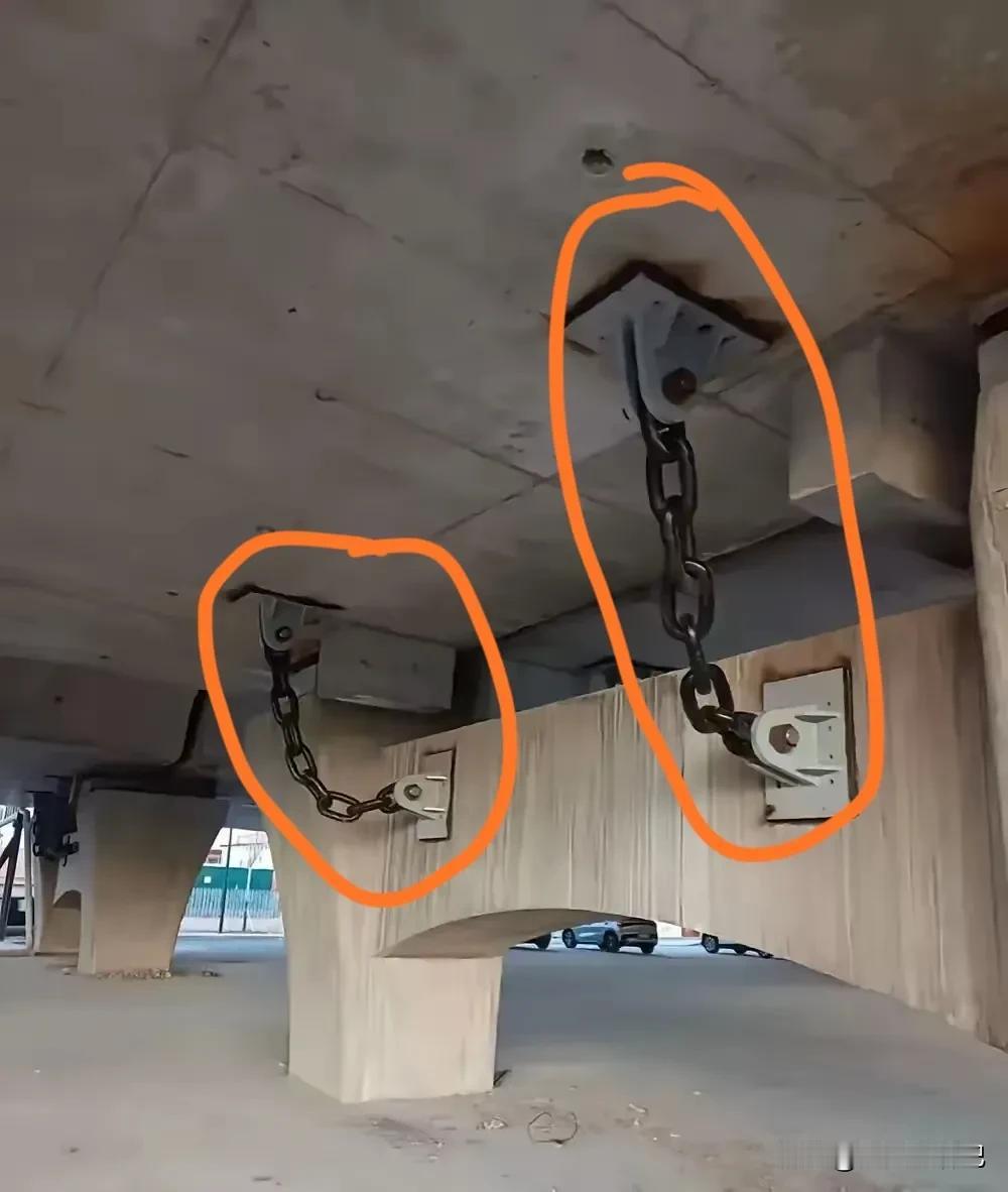 高架桥栓铁链，
这可是从没见过的事，

究竟是什么原因，
要在桥墩和桥面钉上链子