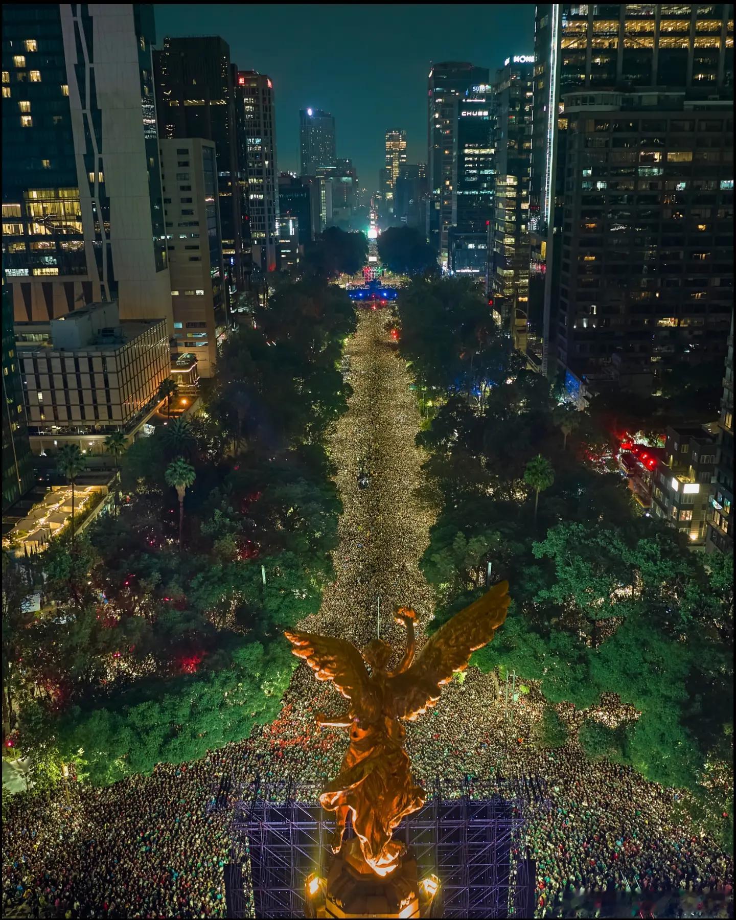 墨西哥球迷们庆祝世界杯淘汰赛晋级的照片，氛围真好啊 