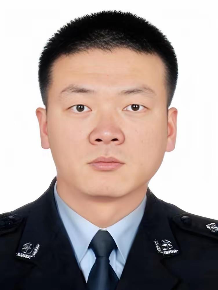 何伟勇(1975年2月26日-2024年6月23日)，男，汉族，生前系上海市公安