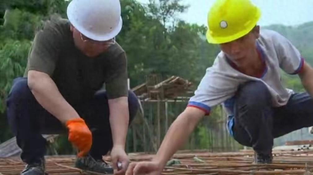 老总当徒弟？贵州51岁农民工在工地上教了一个徒弟，徒弟跟着他一起扎扎钢筋搬砖头，
