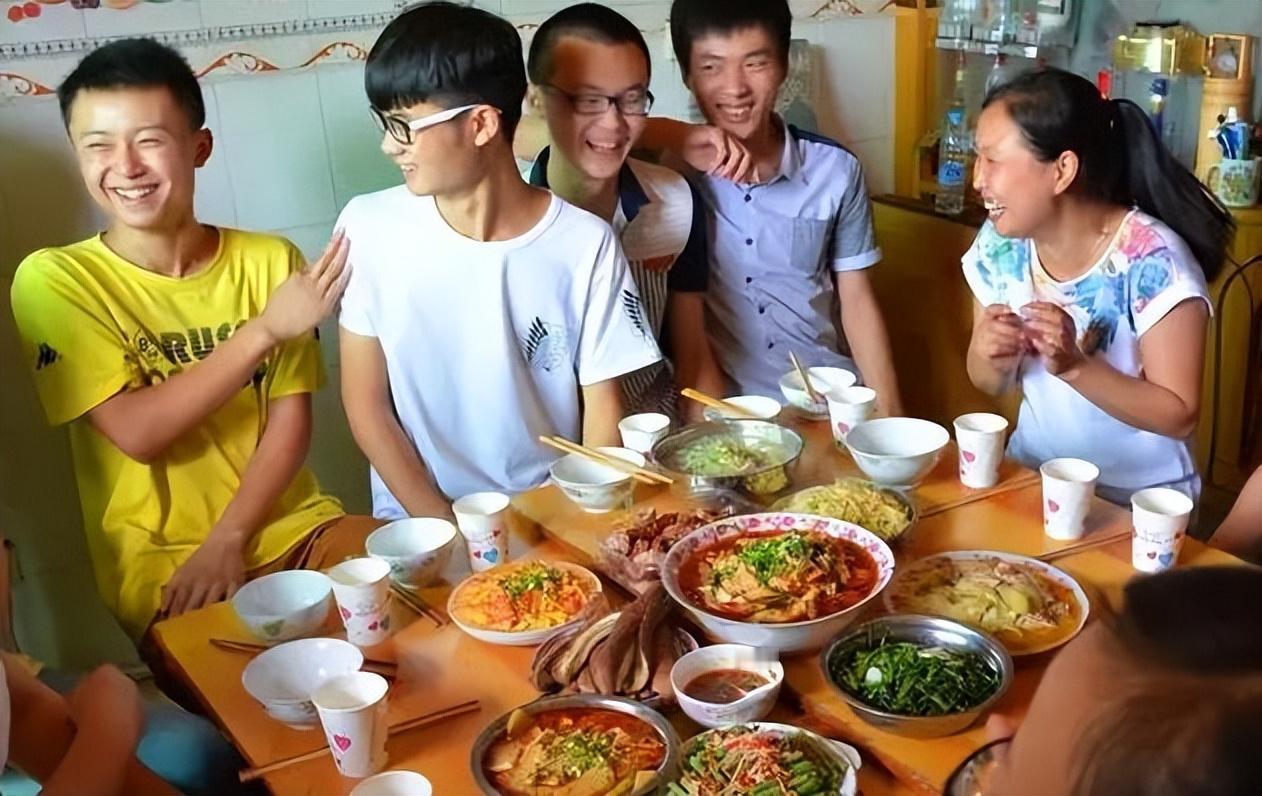 清晨五点半，火车在蚌埠站停靠，我拎着行李箱走出站台，皖北平原的风裹着麦秸秆的味道