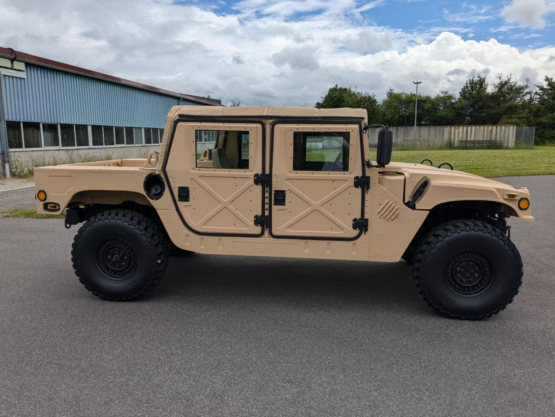 特殊车辆 Humvee，翻新的非常完美，虽然已经退役，但这位老兵永远在人们的记忆