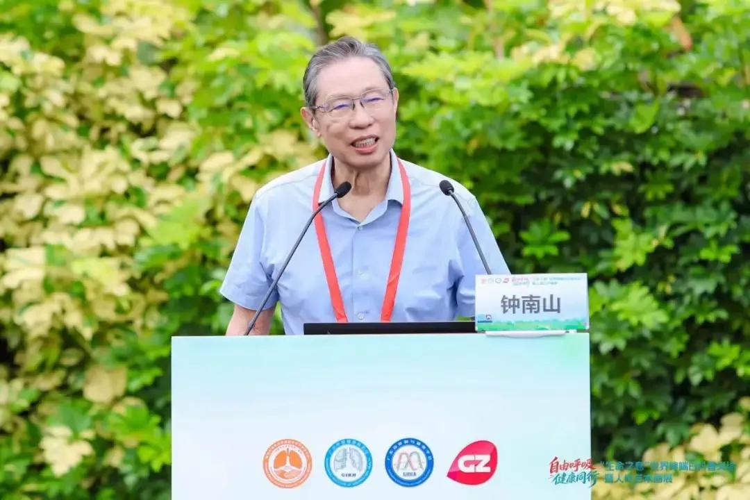 两个同一年出生、只差两个多月的89岁老人，身体状态差出了整整一代人。一个晚年出行