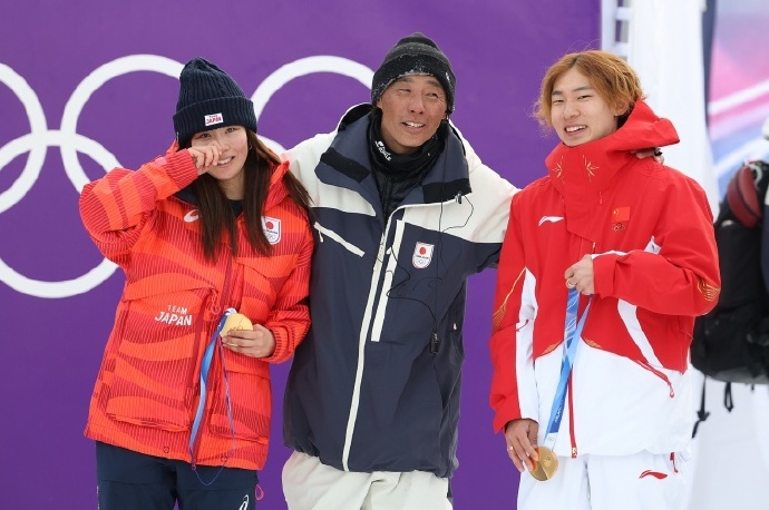 【#教练辟谣不准苏翊鸣谈恋爱#：那只是玩笑，现在当然可以谈】直播吧2月21日讯 