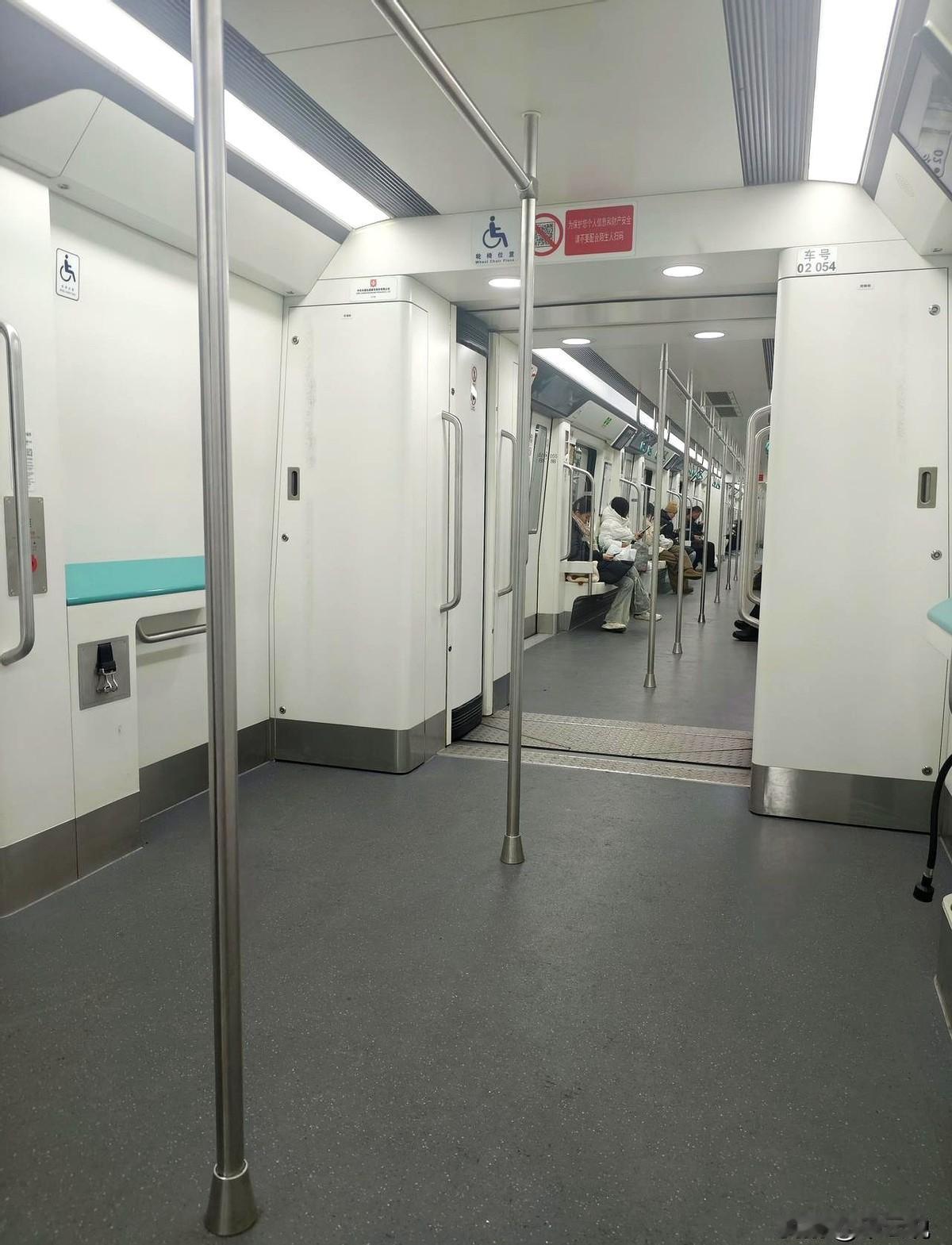 除夕到初三，帖子里的值班夫妻像极了城万千白班夜班交错的剪影，春节的鞭炮声隔着办公