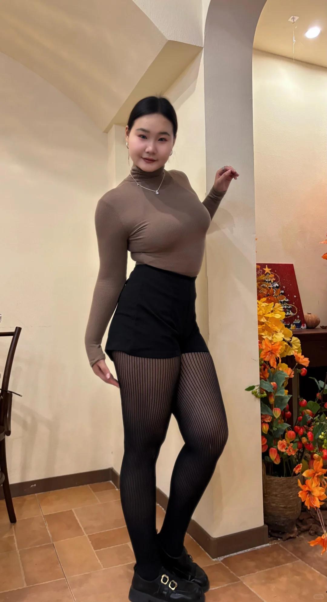 女人爱穿黑袜裤，理由那可太多了。从实用角度讲，它保暖又百搭，不管配短裙、短裤还是