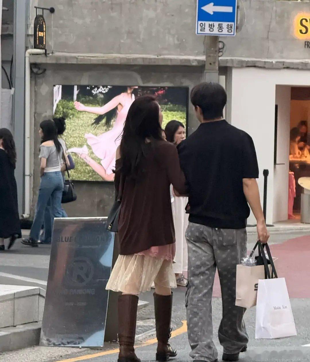 韩国偶遇孙乐言奥斯卡手挽手逛街偶遇孙乐言奥斯卡亲密搂抱逛街难得挤出空闲结伴前往韩