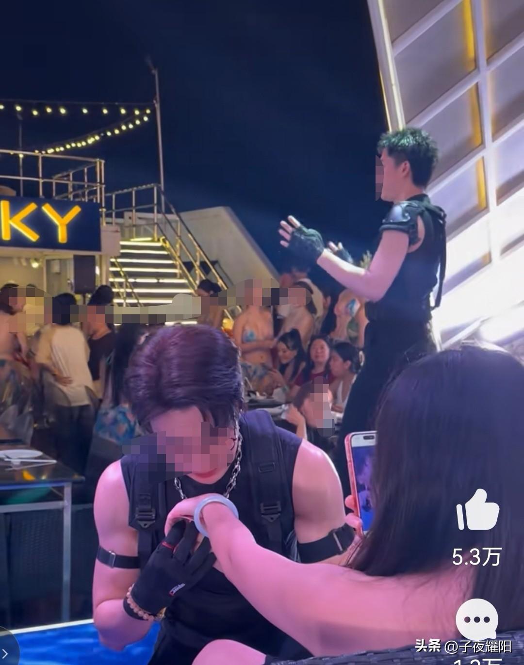 泰国某夜场也玩的太花了吧。一个个身材健硕的男模相继走上台，有的单膝下跪，有的鞠躬