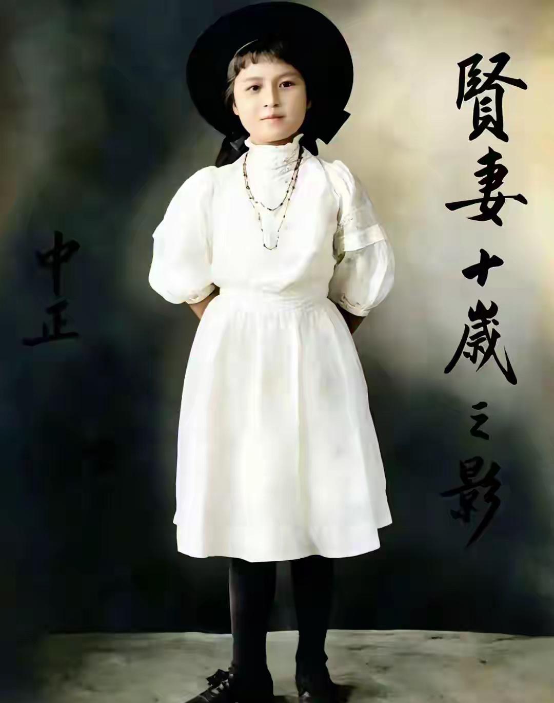 这张1907年的照片，记录了年仅十岁的宋美龄少年模样，拍完这张照片不久，她便跟随