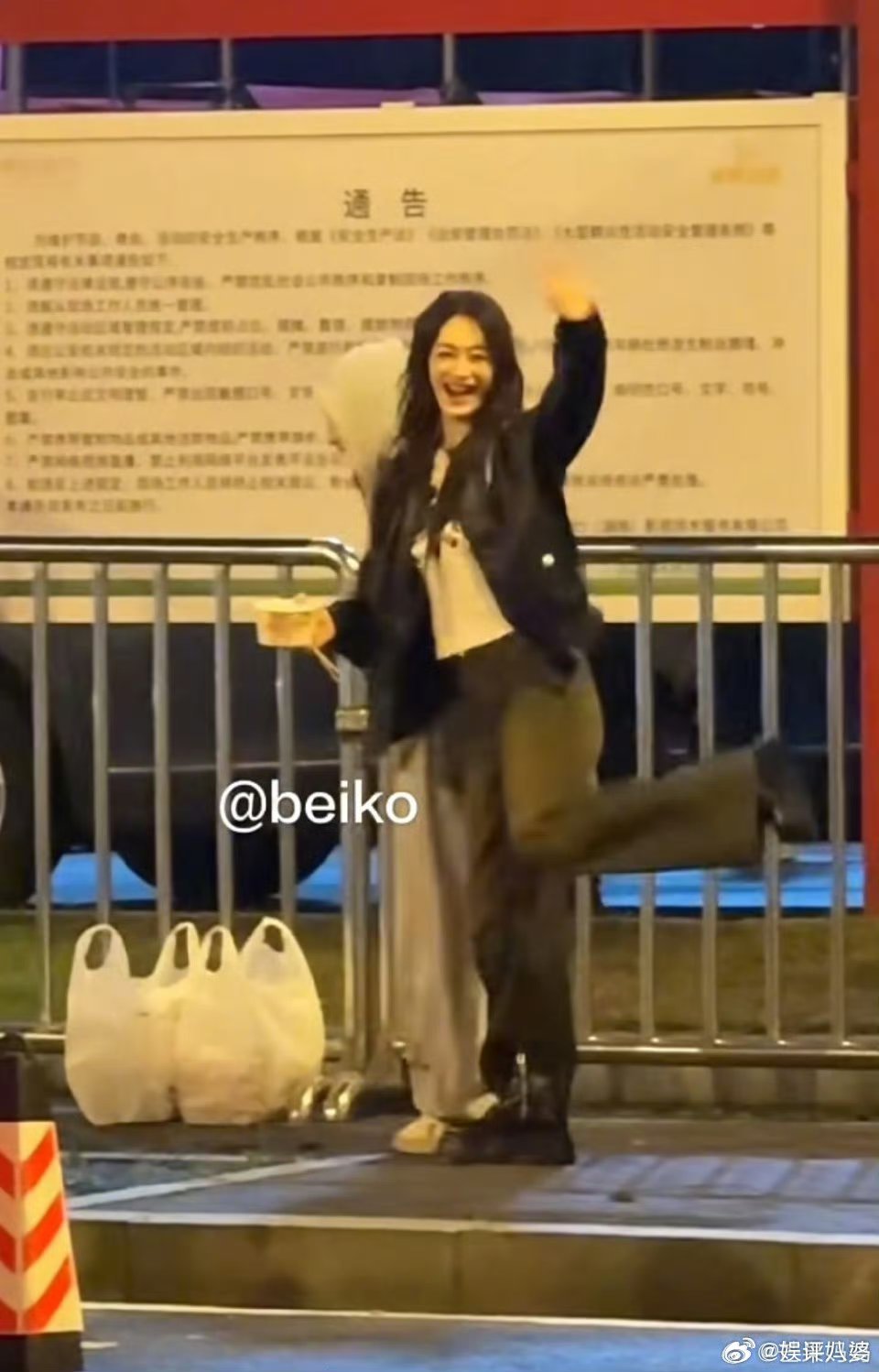 谢娜李小冉亲了从北漂同榻而眠到乘风同台并肩，二十年友情经得住流言，也藏得住亲昵?